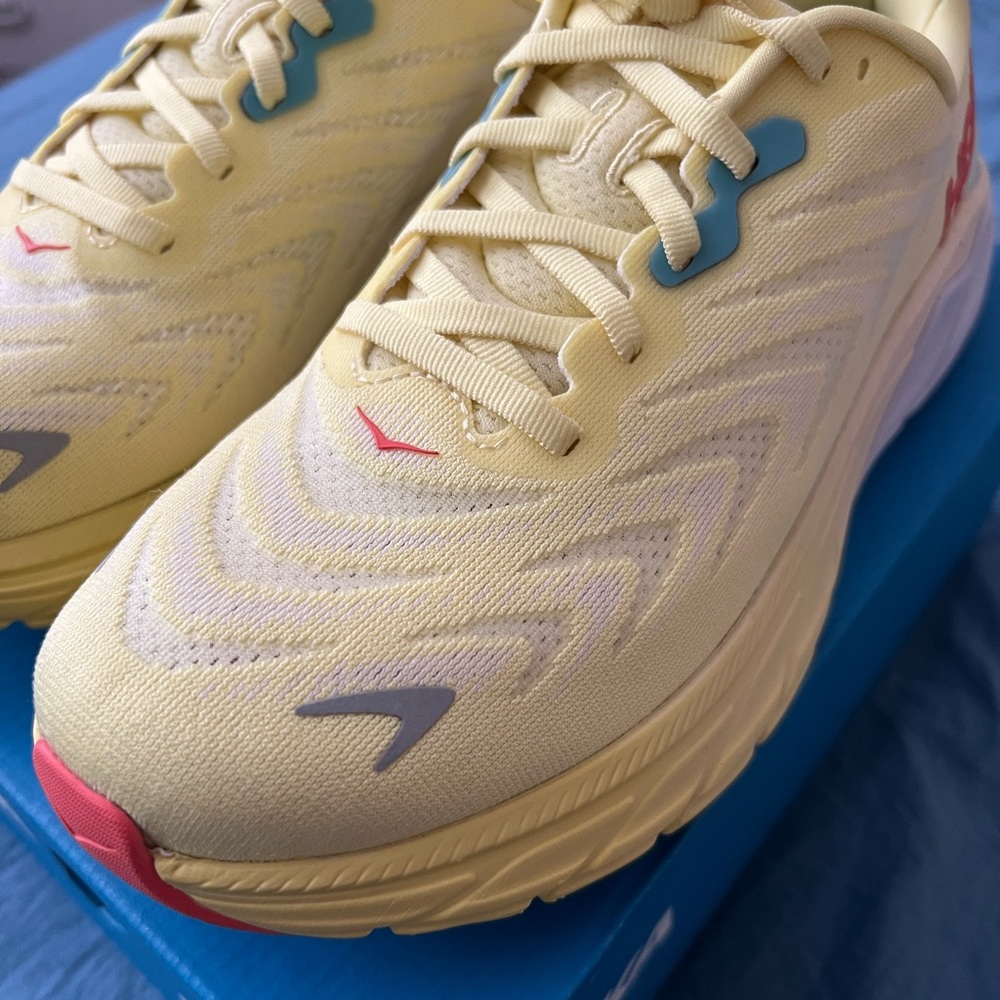 SOLD-Women’s Hoka arahi 6 - Picture 3 of 10